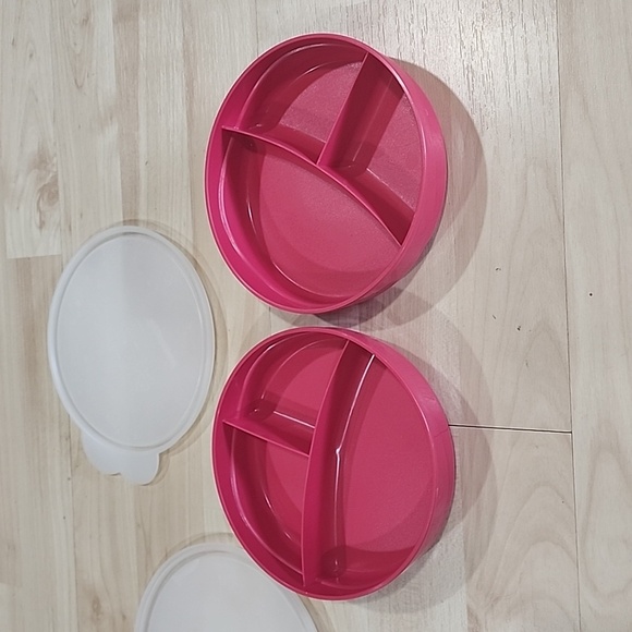 2 Tupperware Microwave safe divided bowls with lids like new - Picture 1 of 6